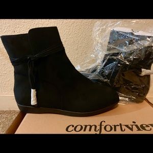 Woman’s black boots size 81/2 wide